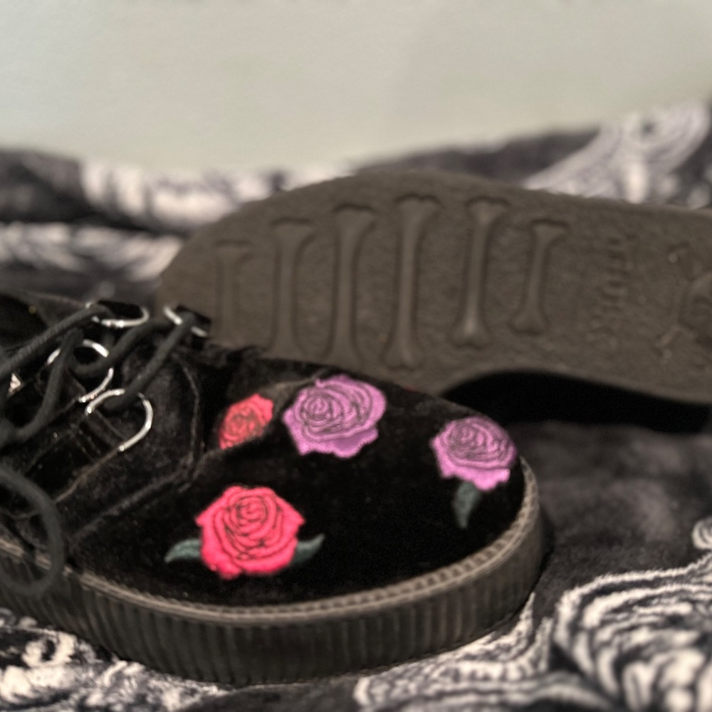 TUK shoes, velvet with roses - Picture 2 of 2